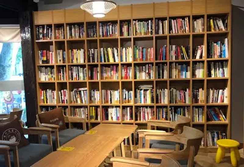 　　在快節(jié)奏的現(xiàn)代生活中，書店不僅是售賣書籍的場(chǎng)所，更是人們心靈棲息的港灣。對(duì)于鄭州的書店而言，如何通過裝修設(shè)計(jì)營造濃郁的書香氛圍，打造舒適宜人的閱讀區(qū)，成為吸引讀者、提升競(jìng)爭(zhēng)力的關(guān)鍵。接下來，就從多個(gè)維度為你解析鄭州書店?duì)I造書香氛圍與舒適閱讀區(qū)的設(shè)計(jì)方案。  　　1、整體布局規(guī)劃：打造流暢閱讀動(dòng)線  　　合理的整體布局是營造良好閱讀體驗(yàn)的基礎(chǔ)。鄭州書店在設(shè)計(jì)時(shí)，可采用開放式與半開放式相結(jié)合的布局。將暢銷書、熱門書籍放置在入口顯眼位置，吸引讀者目光;按照文學(xué)、社科、兒童等不同類別劃分書籍陳列區(qū)域，每個(gè)區(qū)域設(shè)置清晰的指示牌。同時(shí)，在各個(gè)區(qū)域間留出寬敞的通道，避免擁擠雜亂，形成流暢的閱讀動(dòng)線。此外，可設(shè)置獨(dú)立的文創(chuàng)產(chǎn)品區(qū)、咖啡休閑區(qū)，與書籍陳列區(qū)相互呼應(yīng)，既豐富書店業(yè)態(tài)，又能引導(dǎo)讀者自然穿梭于不同空間，延長(zhǎng)停留時(shí)間。  　　2、色彩與燈光設(shè)計(jì)：烘托靜謐書香氛圍  　　色彩和燈光對(duì)書店氛圍的營造起著至關(guān)重要的作用。在色彩選擇上，應(yīng)以沉穩(wěn)、寧靜的色調(diào)為主，墻面可選用米白色、淺灰色等淡雅色彩，搭配木質(zhì)書架的暖棕色，營造出溫馨而不失莊重的氛圍。燈光設(shè)計(jì)則需兼顧功能性與氛圍營造，采用柔和的暖光作為基礎(chǔ)照明，均勻照亮整個(gè)書店空間;在書架區(qū)域設(shè)置局部射燈，突出書籍陳列，方便讀者查找;閱讀區(qū)的燈光要更加柔和，可使用臺(tái)燈、落地?zé)舻?，避免?qiáng)光直射，為讀者打造靜謐舒適的閱讀環(huán)境，讓讀者沉浸在書香之中。  　　3、閱讀區(qū)細(xì)節(jié)設(shè)計(jì)：提升舒適閱讀體驗(yàn)  　　舒適的閱讀區(qū)是書店留住讀者的核心。閱讀區(qū)的座椅選擇至關(guān)重要，應(yīng)采用符合人體工程學(xué)的沙發(fā)、靠椅，搭配柔軟的坐墊和靠枕，確保讀者長(zhǎng)時(shí)間閱讀不易產(chǎn)生疲勞感。閱讀桌椅的高度要合理搭配，桌面寬敞，方便讀者放置書籍和飲品。同時(shí)，在閱讀區(qū)設(shè)置充足的電源插座和 USB 接口，滿足讀者電子設(shè)備充電需求。此外，閱讀區(qū)的隔音設(shè)計(jì)也不容忽視，可采用吸音材料裝飾墻面和天花板，減少外界噪音干擾，為讀者提供安靜的閱讀空間。  　　4、文化元素融入：強(qiáng)化書店獨(dú)特氣質(zhì)  　　融入豐富的文化元素能讓書店更具辨識(shí)度和吸引力。鄭州有著深厚的歷史文化底蘊(yùn)，書店可將本地文化特色融入裝修設(shè)計(jì)中。例如，在墻面裝飾上展示鄭州的歷史建筑、文化名人等圖片或繪畫;設(shè)置本土文化書籍專區(qū)，陳列與鄭州相關(guān)的歷史、民俗、藝術(shù)等書籍;還可定期舉辦與鄭州文化相關(guān)的講座、讀書分享會(huì)等活動(dòng)，讓書店成為傳播本土文化的平臺(tái)。此外，通過擺放藝術(shù)擺件、懸掛書法作品等方式，提升書店的文化品味，強(qiáng)化其獨(dú)特氣質(zhì)，讓讀者在閱讀之余，也能感受到文化的熏陶。  　　鄭州書店通過科學(xué)的整體布局規(guī)劃、巧妙的色彩燈光設(shè)計(jì)、貼心的閱讀區(qū)細(xì)節(jié)處理以及豐富的文化元素融入，能夠成功營造出濃厚的書香氛圍與舒適的閱讀區(qū)。這樣的設(shè)計(jì)不僅能滿足讀者對(duì)高品質(zhì)閱讀環(huán)境的需求，還能讓書店成為城市文化的重要載體，吸引更多讀者走進(jìn)書店，享受閱讀的樂趣，為鄭州的文化建設(shè)與發(fā)展貢獻(xiàn)力量。